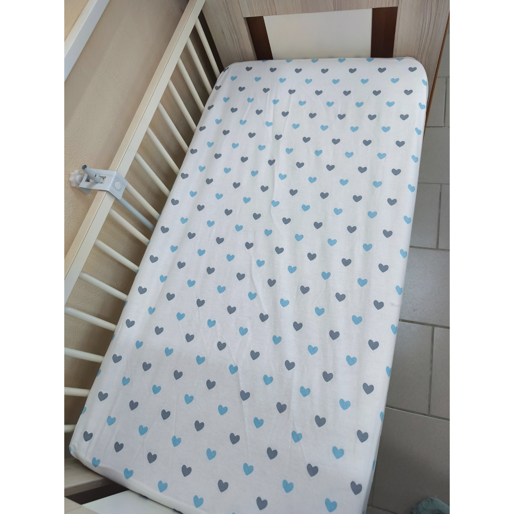 Cersaf elastic din bumbac pentru pătuc Inimioare Albastru+Sur