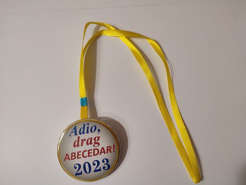 Insignă + şnur textil – Adio, drag ABECEDAR! art. InsAB-14