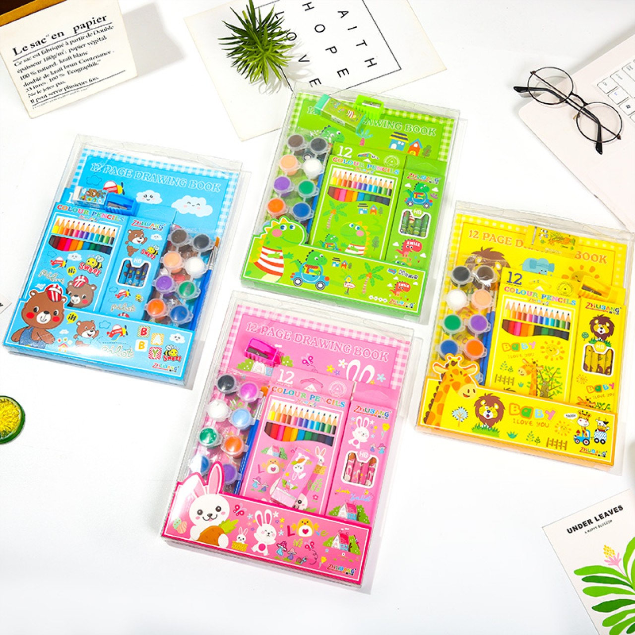 Set - caiet, 2 tipuri de creioane si acuarele